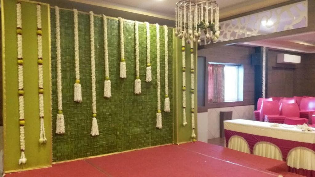 Emerald Foliage Wall with Jasmine Tassel Garlands